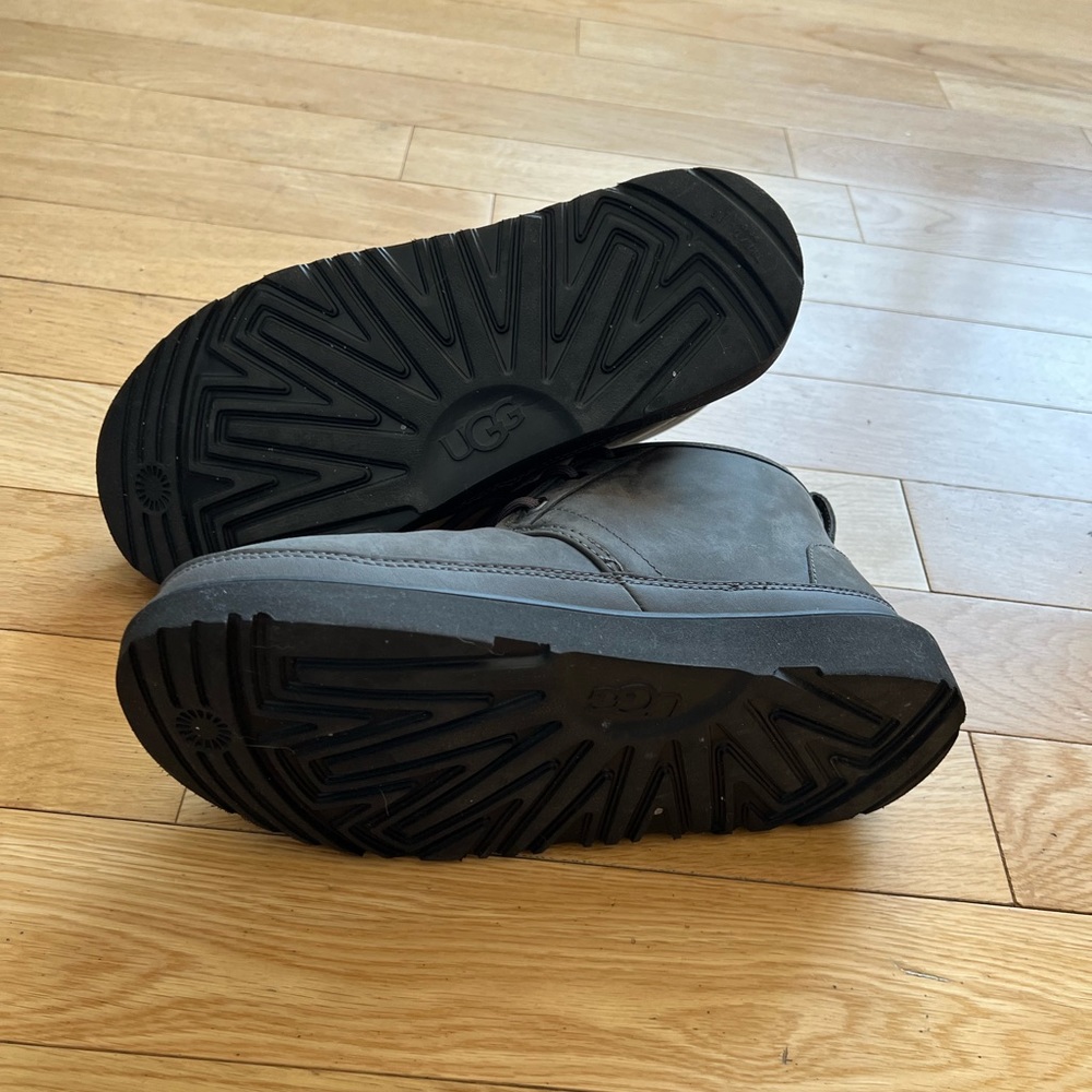 Euc Short Ugg Boots - image 5